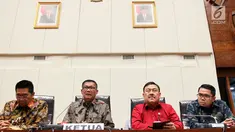 Ketua Panitia Khusus Hak Angket KPK, Agun Gunandjar Sudarsa (kedua kiri) memberikan keterangan pers di Gedung Nusantara, Senayan, Jakarta, Selasa (17/10). Hari ini, KPK kembali mangkir dalam agenda rapat kerja dengan Pansus KPK. (Liputan6.com/Johan Tallo)
