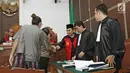 Aktris Nadine Chandrawinata bersalaman dengan Gatot Brajamusti atau Aa Gatot di Pengadilan Negeri Jakarta Selatan, Selasa (5/12). (Liputan6.com/Herman Zakharia)