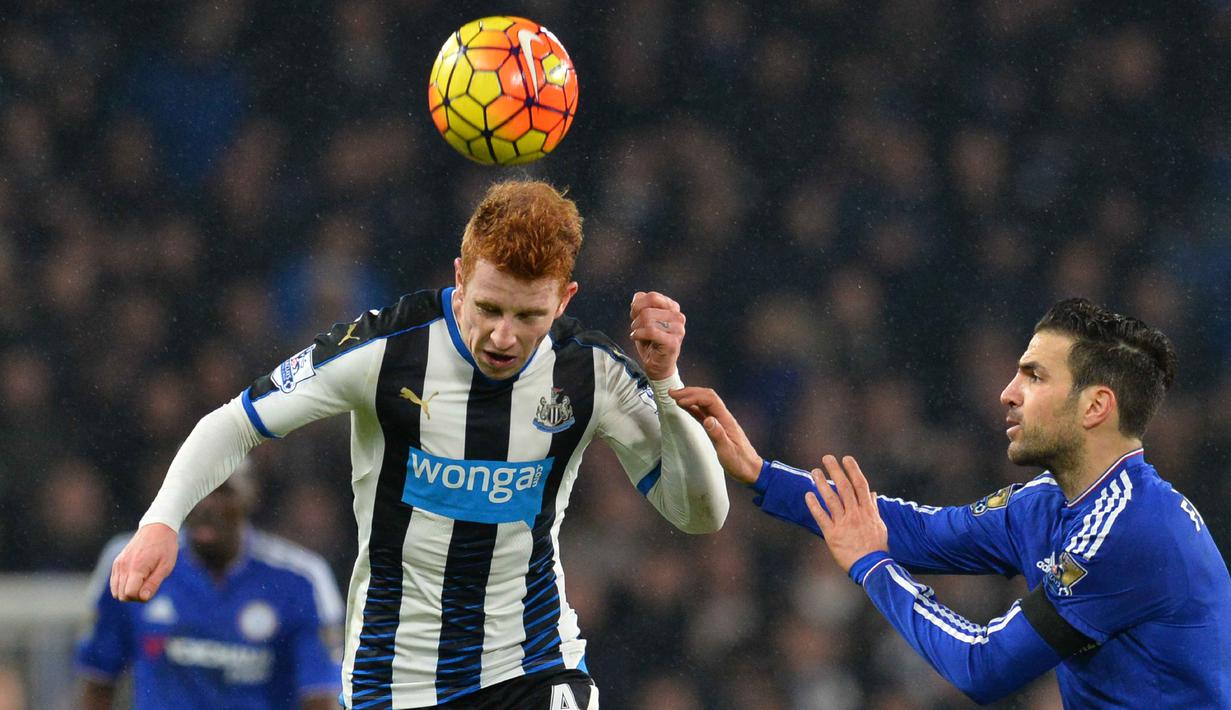 Pemain Newcastle United, Jack Colback (kiri) berebut bola dengan pemain Chelsea, Cesc Fabregas pada Lanjutan Liga Inggris pekan ke-26 di Stadion Stamford Bridge, London, MInggu (14/2/2016) dini hari WIB. (AFP/Glyn Kirk)