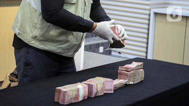 Barang Bukti OTT Kepala Kajari Bondowoso Puji Triasmoro