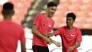 Pemain Singapura, Jacob Mahler, bercanda dengan Nazrul Nazari, saat latihan jelang laga Piala AFF 2018 di Stadion Nasional, Singapura, Kamis (8/11). Singapura akan melawan Timnas Indonesia. (Bola.com/M. Iqbal Ichsan)