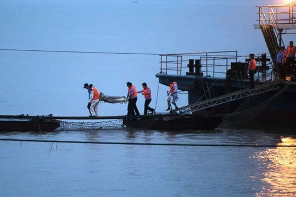 Berpacu dengan Waktu Selamatkan Penumpang Kapal di Sungai Yangtze