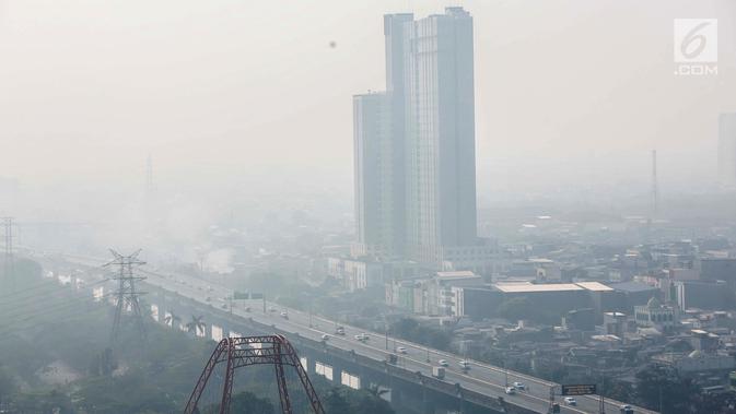 Penampakan polusi udara di langit Jakarta Utara, Senin (29/7/2019). Kualitas udara Jakarta pagi ini berada pada posisi tidak sehat. (Liputan6.com/Faizal Fanani)