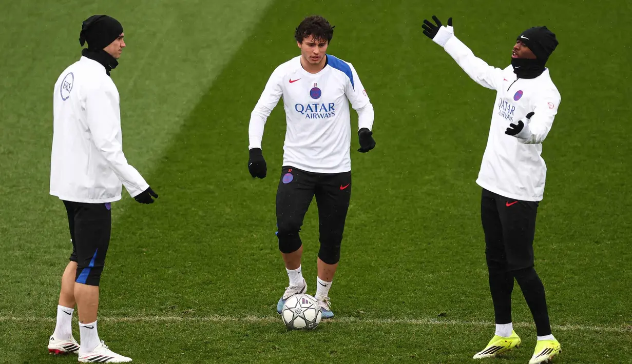 Sebagai informasi, pertandingan ini merupakan penentu bagi posisi kedua tim di klasemen sementara. Tampak dalam foto, gelandang Paris Saint-Germain asal Portugal, Joao Neves (tengah), mengontrol bola selama sesi latihan di Campus Paris Saint-Germain di Poissy, pinggiran barat pada Selasa 27 Januari 2026. (Franck FIFE/AFP)