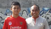 Pelatih yang juga mantan pemain nasional Indonesia, Kas Hartadi, bersama anak sulungnya yang bernama Eric Cantona. (Dok. Pribadi)