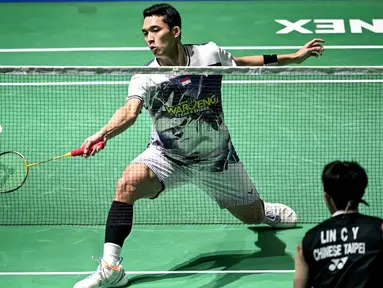 Tunggal putra Indonesia, Jonatan Christie memukul bola balasan saat pertandingan final tunggal putra melawan Lin Chun-yi (Taiwan) di turnamen bulu tangkis India Open 2026 di Indira Gandhi Indoor Stadium, New Delhi, Minggu (18/1/2026) sore WIB. Tunggal putra Indonesia Jonatan Christie gagal meraih gelar perdana tahun ini. (Sajjad HUSSAIN/AFP)