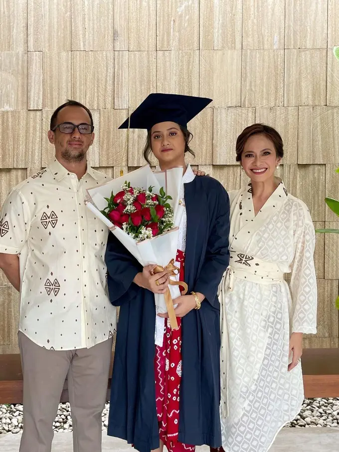 6 Potret Aiska Vairana Anak Ersa Mayori di Acara Wisuda SMA, Curi Perhatian