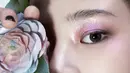 Dalam kampanye ini, Minji tampil dengan riasan bernuansa romantis yang tetap memiliki sentuhan inovatif. Mata berkilauan dengan gradasi pink dan lilac, memanfaatkan palet LES 4 OMBRES UTOPIA yang kaya akan shimmer dan partikel mutiara. [Dok/CHANEL].