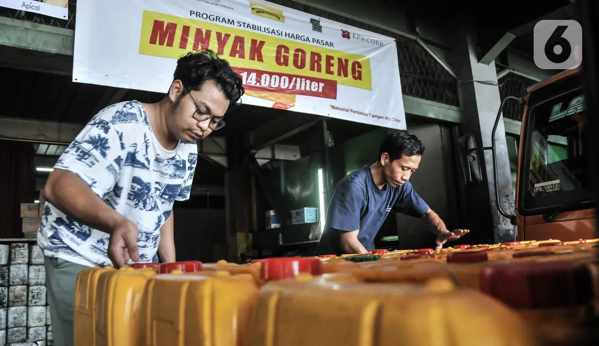 Pekerja menurunkan jeriken berisi minyak goreng di Pasar Cipete, Jakarta Selatan, Kamis (24/2/2022). Harga eceran tertinggi minyak goreng curah dipatok Rp 11.500 per liter, kemasan sederhana Rp 13.500 per liter, dan kemasan premium Rp 14.000 per liter. (merdeka.com/Iqbal S. Nugroho)