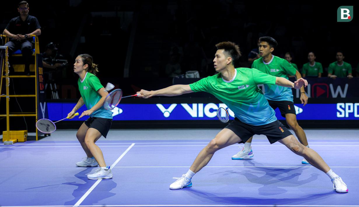 <p>Ong Yew Sin (tengah) dari Tim Blitzers berusaha mengembalikan kok ke arah tim Rockets dalam laga pertama 3v3 Badminton XL 2025 yang berlangsung di Istora Senayan, Jakarta, Jumat (03/10/2025). (Bola.com/Bagaskara Lazuardi)</p>