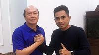 Seto Nurdiyantoro (kanan) bersama CEO PSIM Yogyakarta, Bambang Susanto usai menandatangani kontrak baru sebagai pelatih PSIM. (Dok PSIM Yogyakarta)