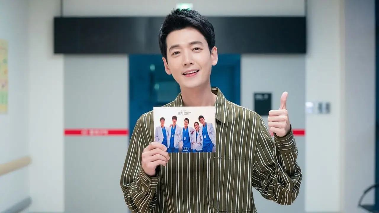 Jung Kyung Ho di Hospital Playlist 2. (tvN via Instagram/ tvn_drama)