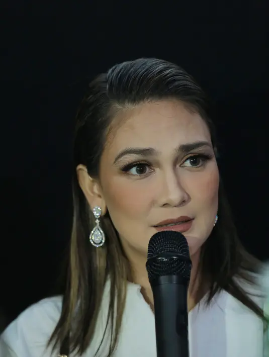 "Kalau observasi tentang setan-setan, aku terus terang enggak pernah mengalami hal itu, kalau digangguin itu gimana, pernah ada pengalaman-pengalaman kecil, cuma kan nggak gimana," tambah Luna. (Adrian Putra/Bintang.com)