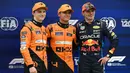 Oscar Piastri, Lando Norris, dan Max Verstappen (kiri ke kanan) berpose bersama usai sesi kualifikasi di di Sirkuit Hungaroring, Budapest, pada tanggal 20 Juli 2024, menjelang Grand Prix Formula Satu Hongaria. (Ferenc ISZA/AFP)