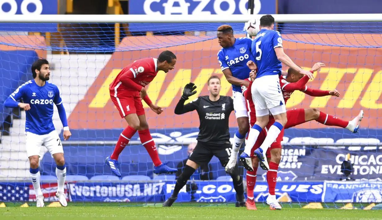Pemain Everton Michael Keane (5) mencetak gol ke gawang Liverpool pada pertandingan Liga Premier Inggris di Stadion Goodison Park, Liverpool, Inggris, Sabtu (17/10/2020). Pertandingan berakhir dengan skor 2-2. (Laurence Griffiths/Pool via AP)