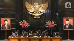 Ketua DPRD DKI Jakarta Prasetio Edi Marsudi (tengah) bersama pimpinan lainnya memimpin Rapat Paripurna di Gedung DPRD DKI Jakarta, Rabu (19/2/2020). DPRD DKI Jakarta mengesahkan tata tertib pemilihan Wakil Gubernur DKI Jakarta. (Liputan6.com/Angga Yuniar)