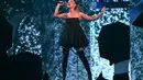Jika kamu menonton, pasti kamu memerhatikan bahwa kalung Ariana Grande tiba-tiba menghilang. (KEVIN WINTER / GETTY IMAGES NORTH AMERICA / AFP)