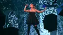 Jika kamu menonton, pasti kamu memerhatikan bahwa kalung Ariana Grande tiba-tiba menghilang. (KEVIN WINTER / GETTY IMAGES NORTH AMERICA / AFP)