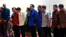 Presiden RI, Joko Widodo (kanan) bersebelahan dengan Presiden Filipina, Rodrigo Duterte (kedua kanan) saat pose bersama para pemimpin negara usai gala dinner KTT ASEAN di Vientiane, Laos, Rabu (7/9). (REUTERS / Soe Zeya Tun)