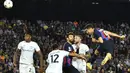 Robert Lewandowski. Tampil dalam 5 laga Barcelona di fase Grup C Liga Champions 2022/2023, striker asal Polandia berusia 34 tahun ini menempati posisi ketiga dalam daftar top skor dengan torehan 5 gol. Kelima golnya dicetak dalam dua laga saja, yaitu berupa hattrick pada matchday pertama kontra Viktoria Plzen (7/9/2022) dan sebuah brace pada matchday keempat kontra Inter Milan (12/10/2022). Sayang, koleksi golnya tak mungkin bertambah di Liga Champions musim ini, karena Barcelona harus tersingkir dan akan bermain di Europa League di sisa musim. (AFP/Pau Barrena)
