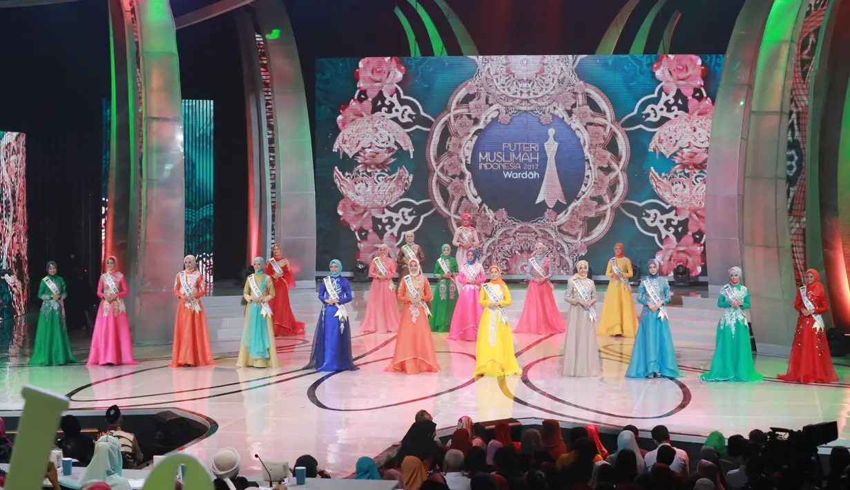 10 besar adalah, Febri Wahyuni (Padang), Ardina Fitrisya (Pekanbaru), Syifa Fatimah (Jepara), Intan Aprilia (Bandung), Meiyola Berlina (Banten), Sekar Fathiya (Surabaya), Nadra Sukriyah (Palembang), Tiara Sukmasari (Bogor). (Adrian Putra/Bintang.com)