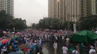 Ratusan orang tetap menghadiri senam sehat, bagian acara deklarasi dukungan Prabowo-Sandiaga di Kemayoran. (Merdeka.com)
