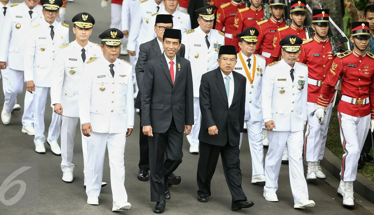 Presiden Joko Widodo didampingi wakil presiden Jusuf Kalla beserta 7 gubernur beserta wakil gubernur di Istana Merdeka, Jakarta, (12/2).  Pelantikan tersebut berdasarkan Keputusan Presiden Nomor 13P Tahun 2016. (Liputan6.com/Faizal Fanani)