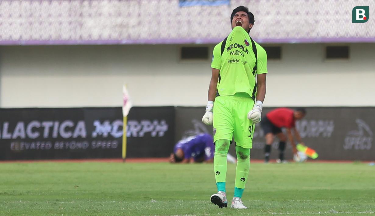 <p>Selebrasi kiper Persita Tangerang, Kurniawan Kartika Ajie merayakan gol bunuh diri pemain Persebaya Surabaya, Paulo Henrique pada laga pekan ke-25 BRI Liga 1 2023/2024 di Stadion Indomilk Arena, Tangerang, Jumat (23/2/2024). (Bola.com/M Iqbal Ichsan)</p>