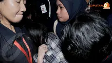 Namun, tidak lama berlalu, mobil tahanan kembali ke Gedung KPK dan ternyata istri Almarhum Adjie Mas Said ini pingsan. Petugas pun segera membawanya ke dalam gedung. (Liputan6.com/Andrian M Tunay)