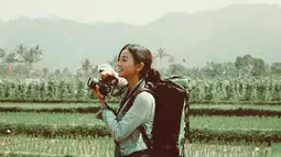 Mengabadikan momen dengan kamera menjadi hal yang menarik bagi Glenca Chysara. Aktris hits FTV ini terliha begitu senang ketika menjumpa objek menarik di alam bebas. Sawah pun tak luput menjadi objek yang diabadikannya. (Liputan6.com/IG/@glenkachysara)