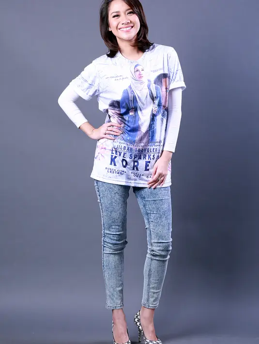 Berperan sebagai gadis berhijab yang sering melakukan traveling ke berbagai negara. Dari film itu, ia menjadi tahu sudut pandang wanita berjilbab. (Deki Prayoga/Bintang.com)