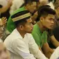 Andik Vermansah khusyuk menjalankan ibadah salat Jumat. Timnas Indonesia salat di Masjid Sultan, Singapura, Jumat (9/11/2018). (Bola.com/Muhammad Iqbal Ichsan)