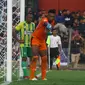 Kiper PSBS, Yusak Samuel Redjauw, bekerja keras menahan gempuran Persewar pada derbi Papua Liga 2 2019 di Stadion Untung Suropati, Kota Pasuruan, Jumat (18.7.2019). (Bola.com/Gatot Susetyo)