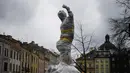 Patung yang dibungkus dengan plastik pelindung di dekat dewan kota di Lviv barat Ukraina, pada 5 Maret 2022. Warga kota Lviv membungkus semua patung yang ada di kota tersebut untuk melindungi warisan sejarahnya dari kerusakan akibat serangan di tengah konflik Rusia-Ukraina. (Daniel LEAL/AFP)