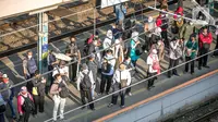 Penumpang menunggu KRL di Stasiun Tanah Abang, Jakarta Pusat, Kamis (4/2/2021) sore. Menurut keterangan petugas, antrean panjang tersebut hampir terjadi setiap harinya saat bulan Ramadhan. (Liputan6.com/Faizal Fanani)