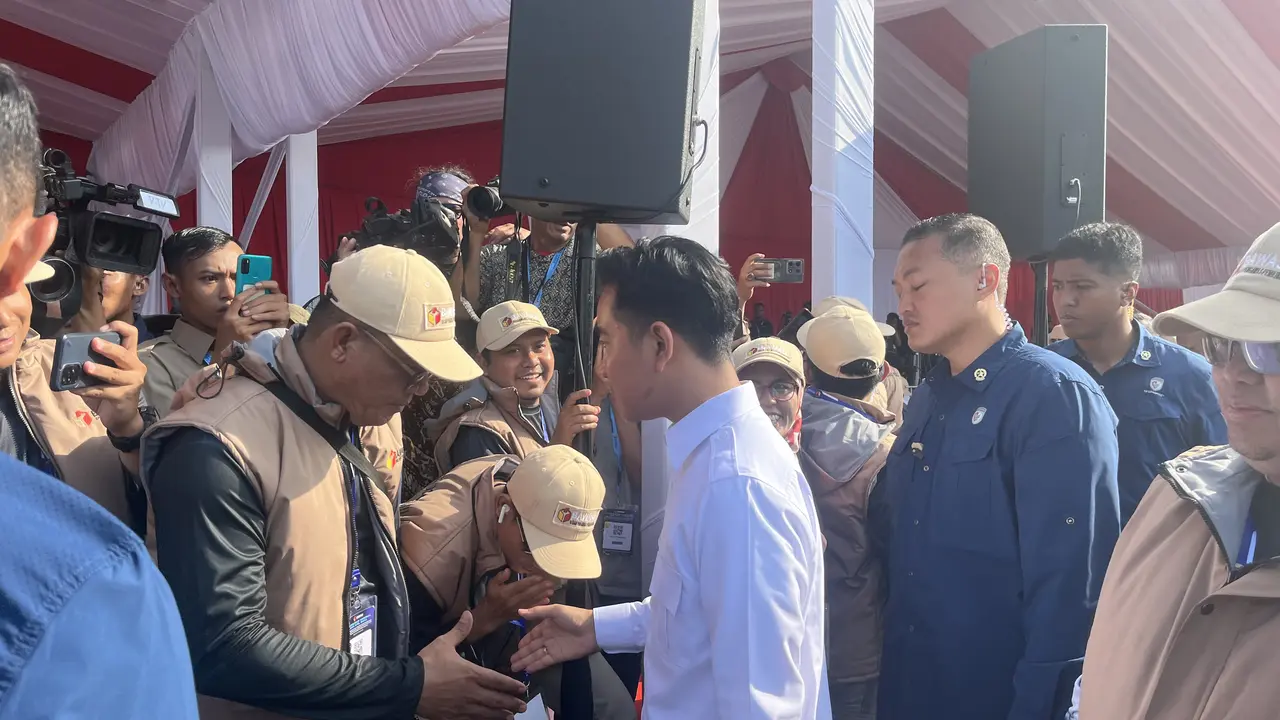 Wakil Presiden Gibran Rakabuming Raka saat Apel Siaga Pengawasan Tahapan Masa Tenang Pemungutan dan Perhitungan Suara Pemilihan Gubernur dan Wakil Gubernur, Bupati, Wakil Bupati, Wali Kota dan Wakil Wali Kota 2024 di Monumen Nasional (Monas).