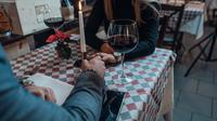 Studi terbaru Dating.com menunjukkan 71% pasangan tidak mencari persetujuan dari pihak ketiga atas hubungan yang sedang dijalani (Foto: Unsplash.com/René Ranisch)