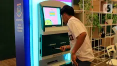 Seorang pelajar mencetak Kartu Tanda Penduduk (KTP) lewat Anjungan Dukcapil Mandiri (ADM) di Teras Kota, Serpong, Tangerang Selatan, Banten, Senin (24/2/2020). ADM hadir untuk mempermudah layanan birokrasi dalam administrasi kependudukan. (merdeka.com/Magang/Muhammad Fayyadh)