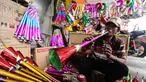 Pengrajin menyelesaikan pembuatan terompet buatannya di kawasan Glodok, Jakarta, Selasa (26/12). Menjelang tahun baru, terompet konvensional tersebut dijual dengan harga Rp5.000 hingga Rp15.000 tergantung jenis dan ukurannya. (Liputan6.com/Faizal Fanani)