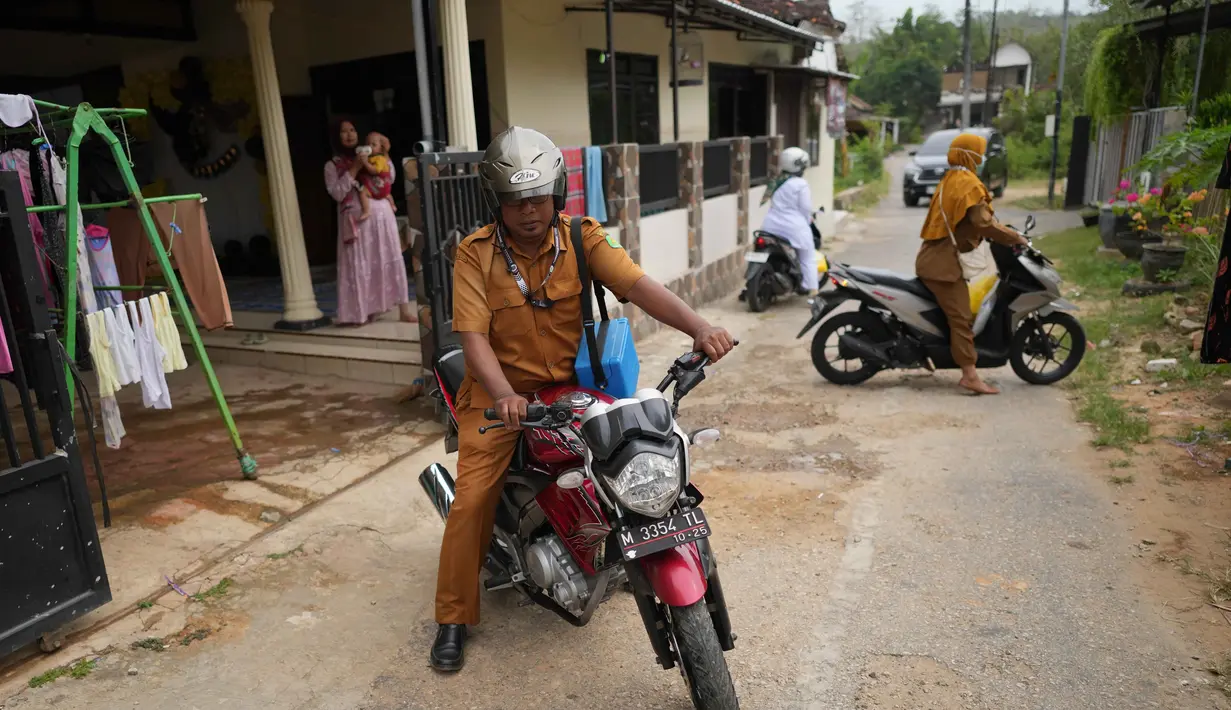 Situasi ini menjadi pengingat yang serius bagi pemerintah untuk segera mengambil tindakan, khususnya dengan menggalakkan imunisasi massal. (AP Photo/Dita Alangkara)