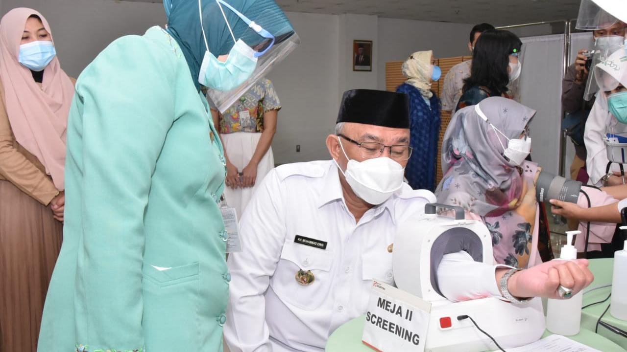Wali Kota Depok Mohammad Idris mendapatkan suntikan vaksin Covid-19 di RS Hermina.