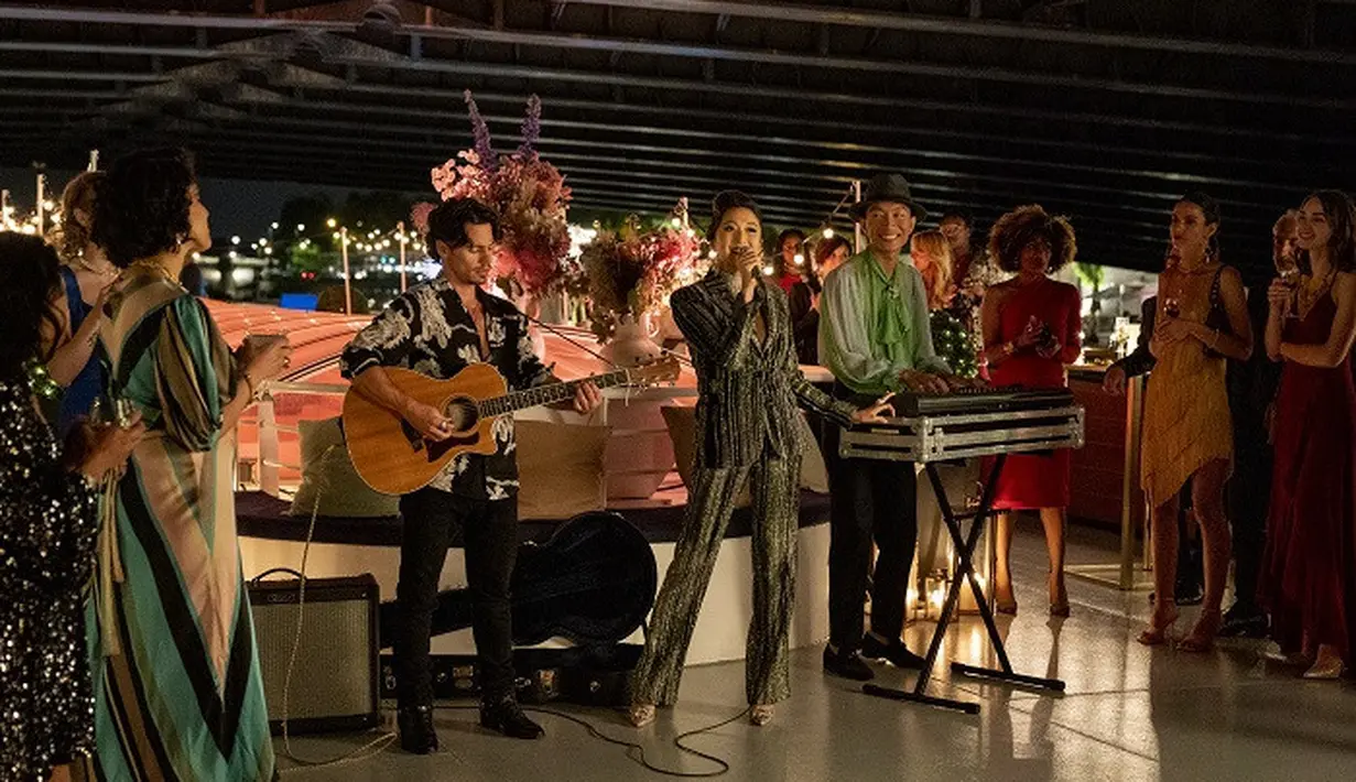 Di momen ini, Mindy pun mendapat pernyataan cinta dari Benoit saat ia memcoba mejodohkan rekannya itu dengan Julian. (Foto: Netflix)