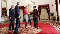 Presiden Jokowi (kanan) berjabat tangan dengan Putri Astrid dari Kerajaan Belgia di Istana Merdeka, Jakarta, Selasa (15/3). Setelah penyambutan, Jokowi langsung melakukan pertemuan tertutup dengan Putri Belgia. (Liputan6.com/Faizal Fanani)