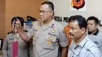 Kapolsek Sumur Bandung Komisaris Ari Purwantoro menunjukkan barang bukti yang diamankan dari pelaku penusukan siswi SMK di Bandung. (Liputan6.com/Huyogo Simbolon)