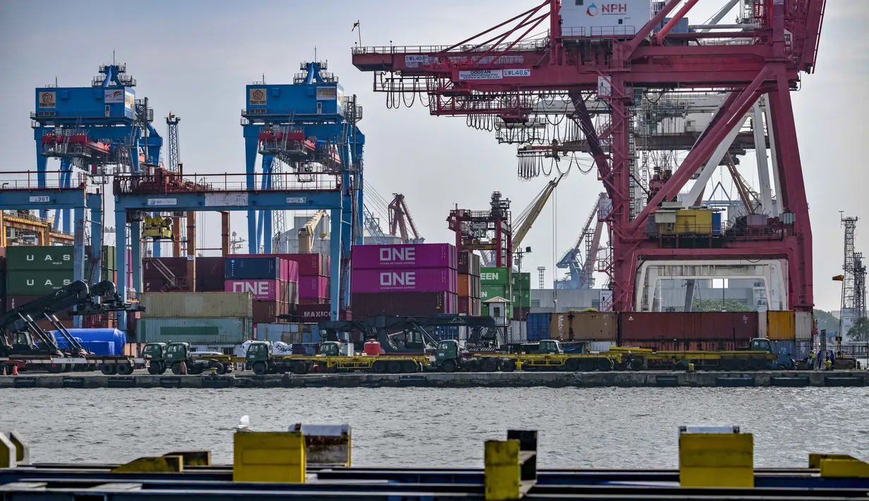 Kebijakan tarif baru impor tersebut diumumkan Presiden Amerika Serikat (AS) Donald Trump, pada Selasa (8/7/2025) WIB. Kebijakan ini disebut-sebut sebagai bagian dari upaya mendorong kesepakatan perdagangan baru. (Bay ISMOYO/AFP)