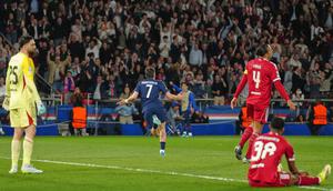 Pemain PSG Khvicha Kvaratskhelia (tengah) merayakan gol yang dicetaknya pada laga leg pertama perempat final Liga Champions antara PSG vs Liverpool di Paris, Rabu, 8 April 2026. (AP Photo/Aurelien Morissard)