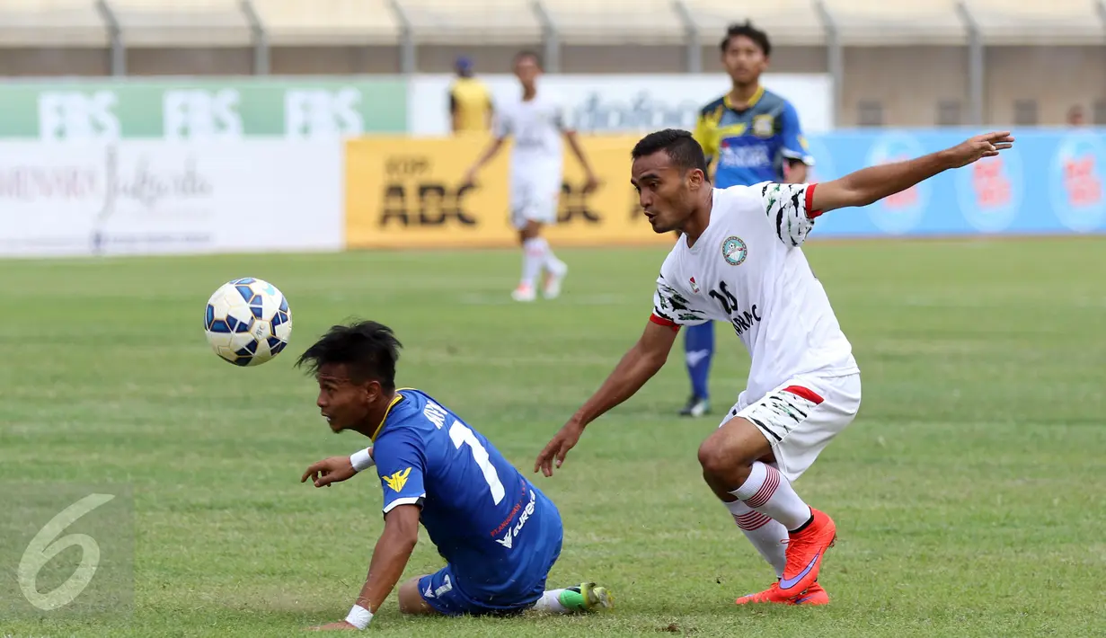 Pesepakbola Martapura FC, Rizky Pora (kanan) berebut bola dengan Arifki Eka Putra (Persiba) di lanjutan Piala Presiden 2015 di Stadion Si Jalak Harupat, Bandung, Minggu (9/6/2015). Martapura kalah 2-3 dari Persiba. (Liputan6.com/Helmi Fithriansyah)