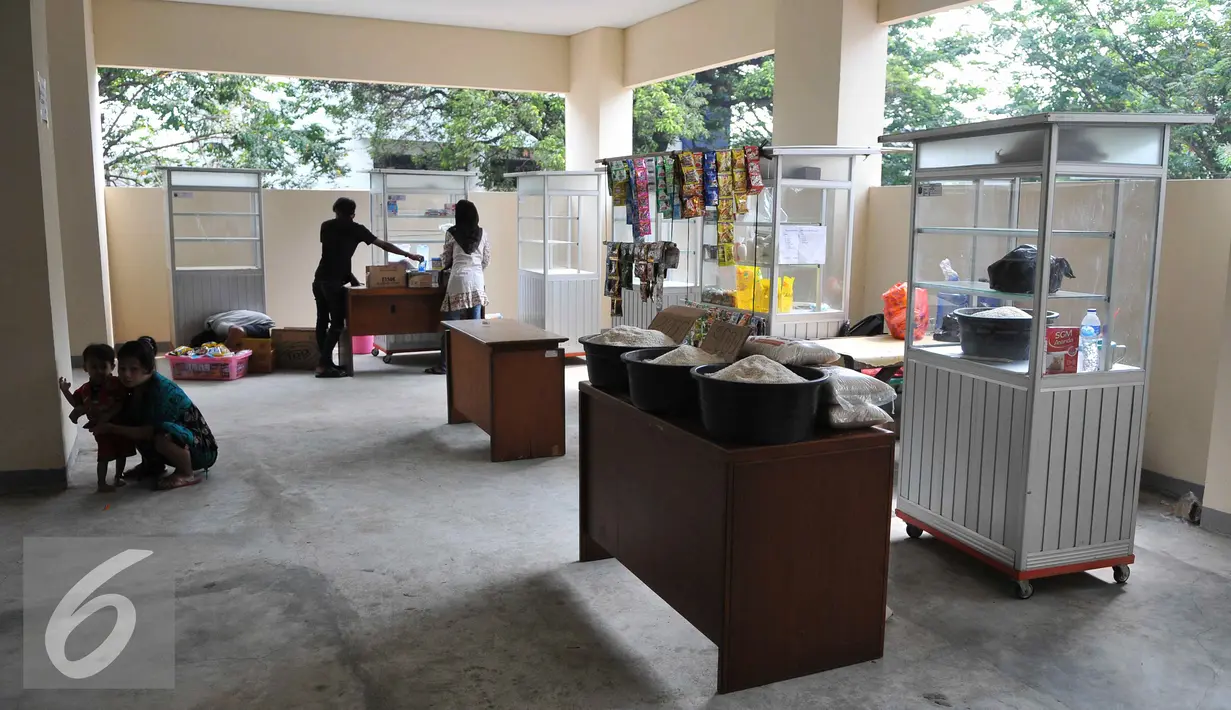 Pedagang mempersiapkan dagangannya  di rusun Jatinegara barat, Kamis, (10/09/15). Rusun ini juga tengah membangun food court di lantai 2. (Liputan6.com/Gempur M Surya)