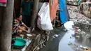 Seorang wanita mencuci piring di pinggir kali di Tanah Abang, Jakarta, Senin (4/9). Tingkat kemiskinan itu didasarkan pada data Badan Pusat Statistik (BPS). (Liputan6.com/Angga Yuniar)