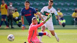 Di menit 16, gawang Elche resmi bergetar setelah tembakan Luis Suarez menjebol gawang Elche. Namun sayang gol itu tidak disahkan terlebih dahulu karena posisi Suarez sudah offside terlebih dahulu. (Foto: AFP/Jose Jordan)